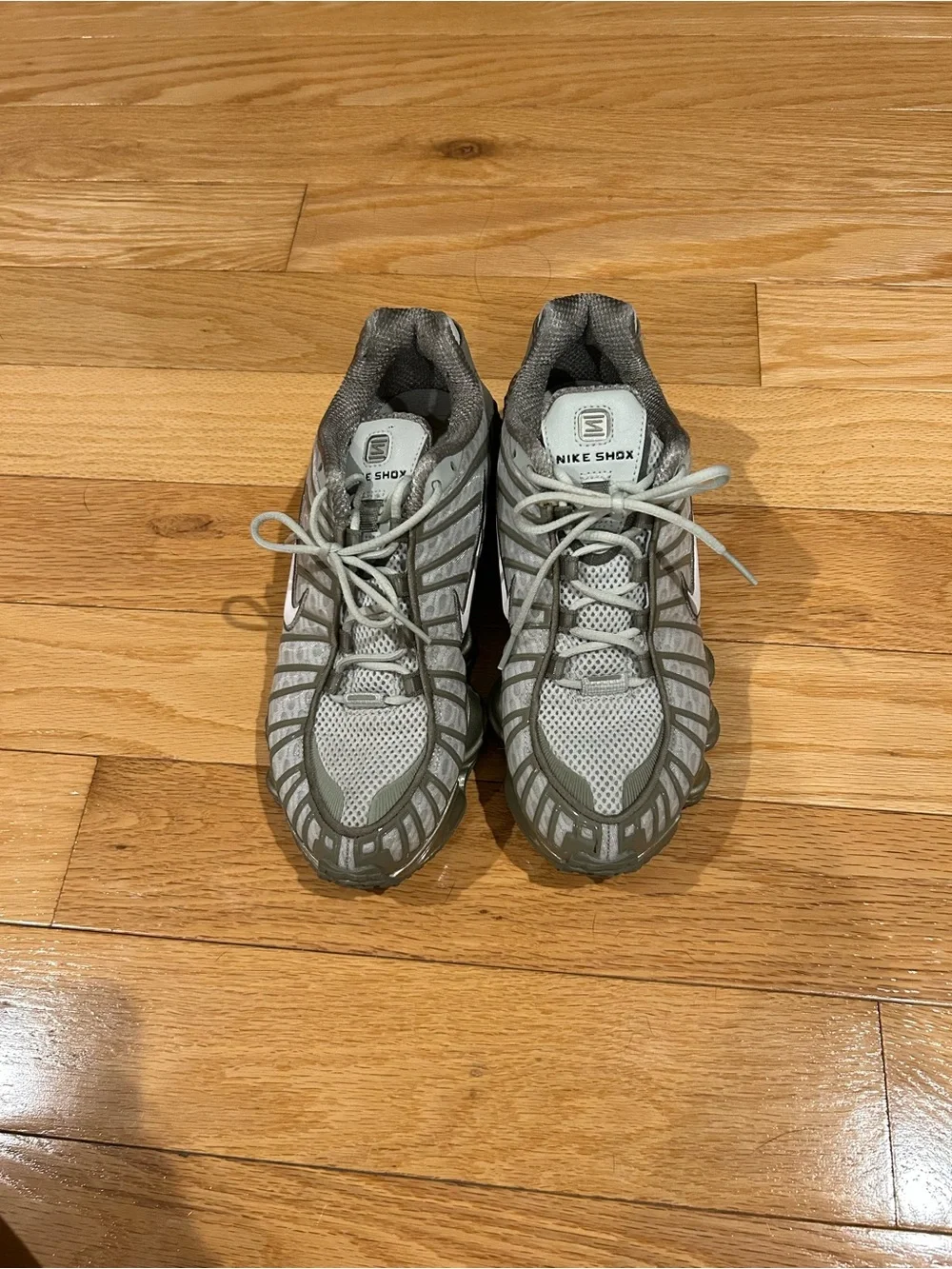Nike Shox Men's Athletic Shoes - Gray and White